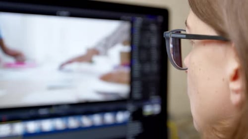 Der Schnittdirektor arbeitet mit Video auf einem Computer.