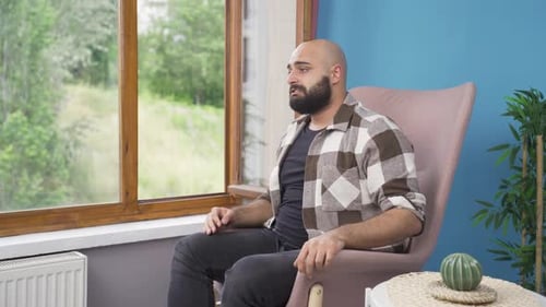 Aggressiver Mann, der wütend auf sich selbst wird.