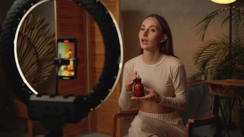 Chica Bloguera Habla Sobre El Cuidado De La Piel En Casa Una Mujer Grabando Un Blog De Vídeo Habla Sobre Cosmética