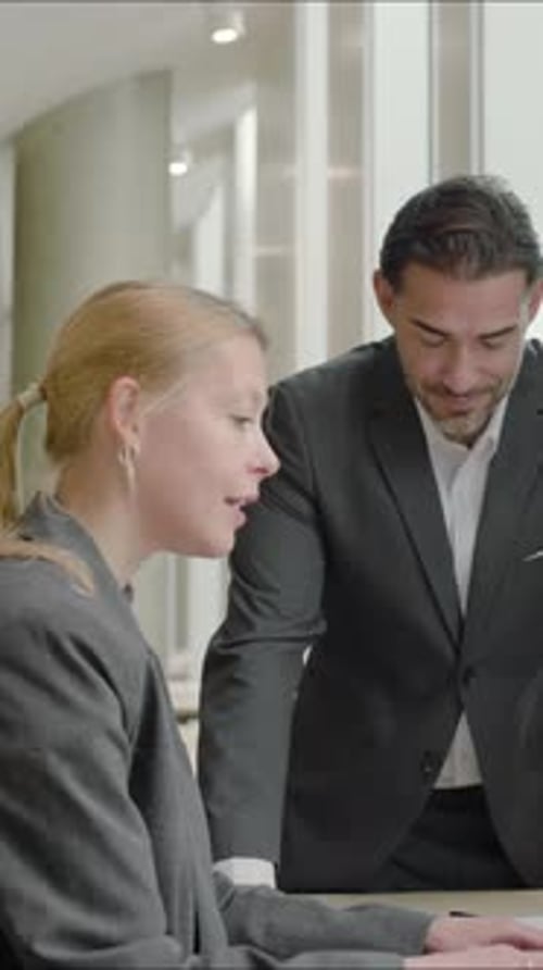 Effective Collaboration Among Business Professionals in a Dynamic Office Setting for Success