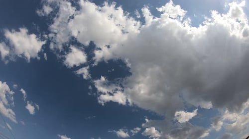 Avance rapide des nuages dans un magnifique ciel bleu