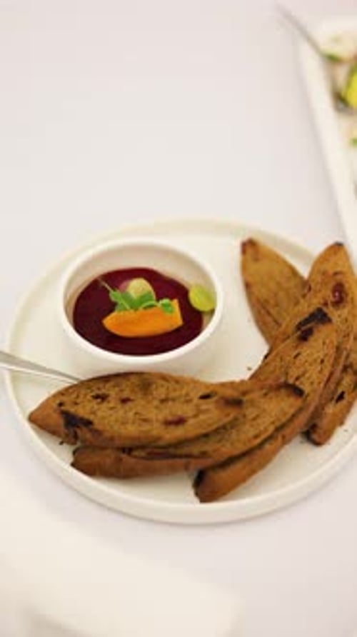 Pâté de foie avec gelée de fruits et pain grillé sur une assiette de restauration