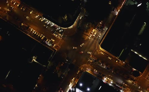 Imagens de vídeo em 4K de veículos viajando por uma cidade à noite