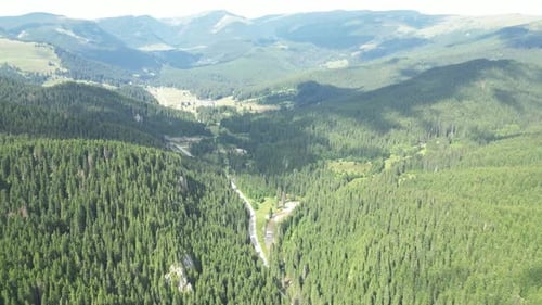 Ombres nuageuses au-dessus des montagnes 4k
