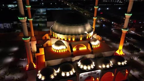 Images d'une mosquée magnifiquement illuminée en soirée