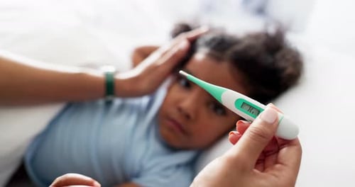 Malade, thermomètre et mère avec enfant dans la chambre pour le contrôle, la température et les soins médicaux