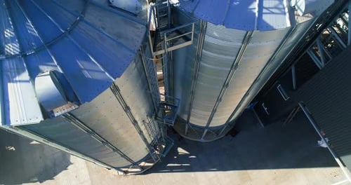 Coopérative céréalière. Grands récipients en aluminium pour le stockage du grain en vrac. Vue aérienne
