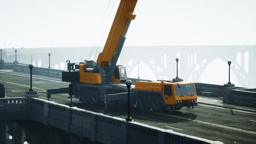 Gran grúa automática en el puente en construcción