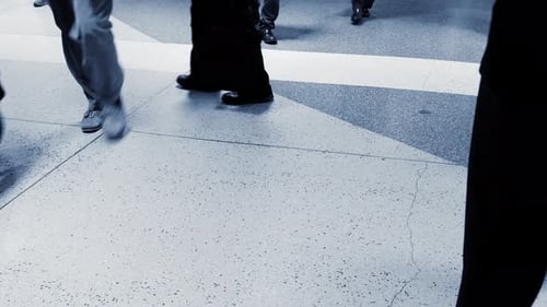 Geschäftsleute, die im Berufsverkehr auf der überfüllten Stadtstraße laufen