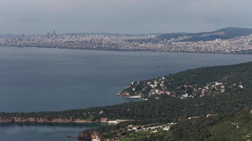 Les îles des Princes surplombant les toits de la ville d'Istanbul