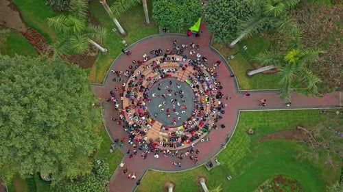 Vibrante reunión de Dance Circle en el Parque Kennedy, Miraflores, Lima, Perú