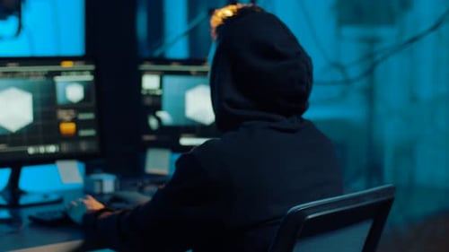Cyberkriminalität, Hacking und Technologiekonzept - Junger asiatischer Hacker nimmt seine Kapuze