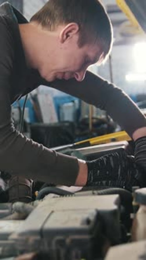 Mécanicien en réparation automobile, diagnostic du service dans le compartiment moteur