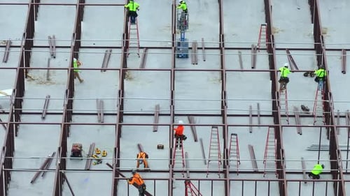 Baustelle mit vielen Arbeitern und Geräten in Fort Myers, Florida, Zwangsarbeit bei