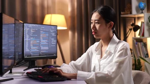 Asiatische Programmiererin erstellt innovative Softwareingenieurin, die App und Programm entwickelt