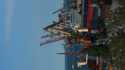 Port de fret maritime avec conteneurs et grues de travail chargeant des navires