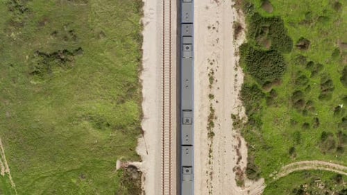 Moderner Personenzug überquert den Rahmen In hoher Geschwindigkeit