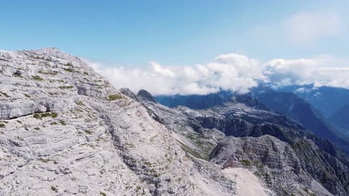 Vue aérienne en orbite de sommets alpins Théâtral