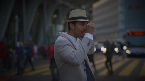 Retrato de estilo de vida urbano de um homem feliz curtindo a vida na cidade ao ar livre