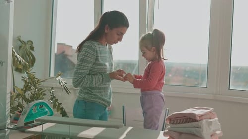 Accueil Le bonheur Une mère et un enfant joyeux nouent des liens autour des tâches ménagères dans la vraie vie