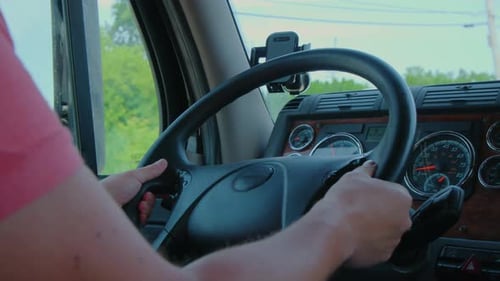 Lkw-Fahrer fährt mit Lastwagen zum Ziel Man fährt Truck auf der Straße an einem sonnigen Tag aus nächster Nähe