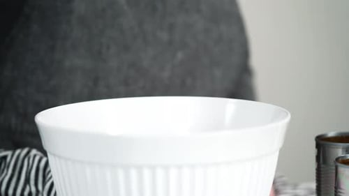 Abrir frijoles blancos enlatados con abrelatas