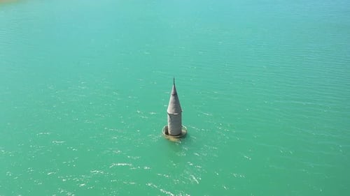 Vue aérienne du minaret de la mosquée submergé sous l'eau du barrage