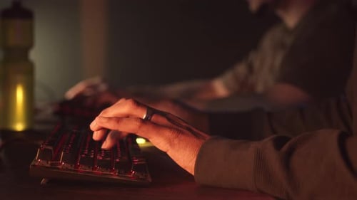 Hände des Spielers, der beim Spielen auf der Tastatur tippt