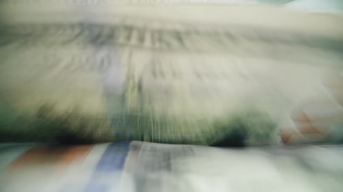 Primer plano del contador de billetes contando billetes de cien dólares para el cambio de divisas