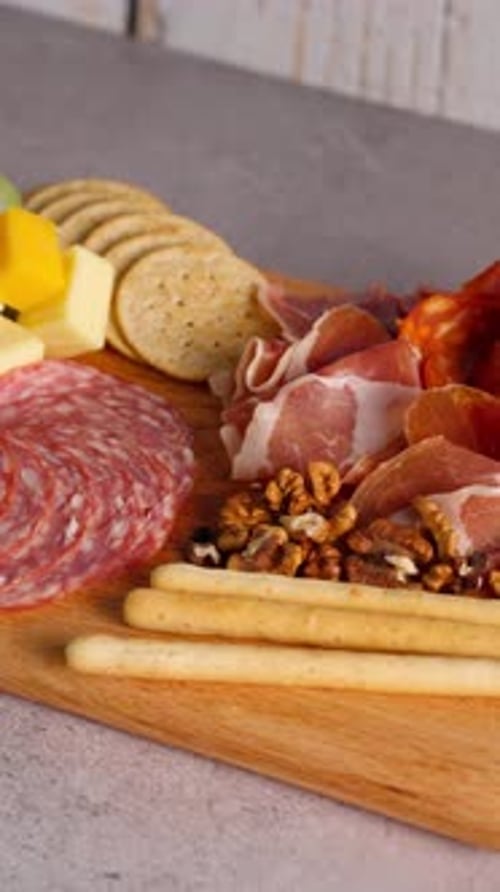 Vidéo verticale, plateau de charcuterie coloré