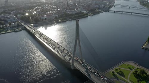 Luftaufnahme des Verkehrs auf der Vansu-Brücke mit der Skyline von Riga im Hintergrund