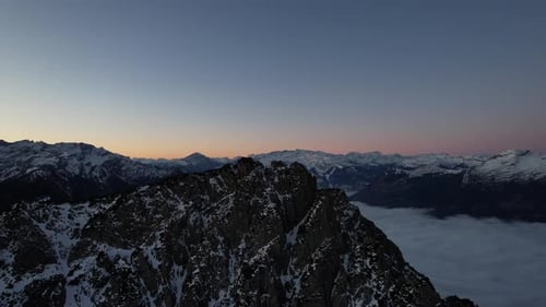 Wunderschöne Drohnenaufnahme bei Sonnenaufgang mit atemberaubenden Farben und Nebel im Tal.