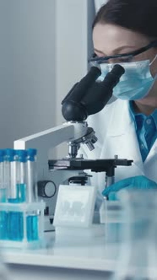 Die wissenschaftliche Forschung entwickelt sich kontinuierlich weiter und hebt Wissenschaftlerinnen hervor, die Proben analysieren mit
