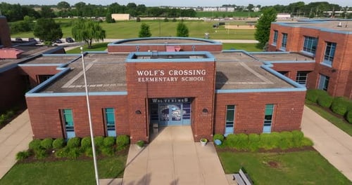 Drone avancé filmé au-dessus du bâtiment de l'école primaire de Wolf's Crossing