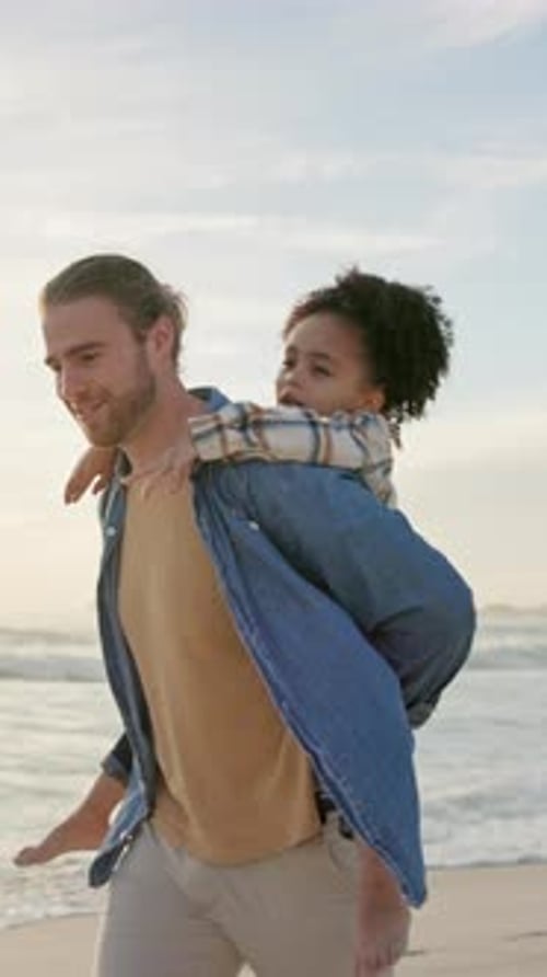En la playa, hombre e hijo con caballitos al aire libre para crear lazos afectivos, divertirse o pasar unas vacaciones de verano juntos