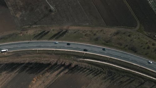 Bei Sonnenlicht Blick auf Autos, die auf der Straße fahren