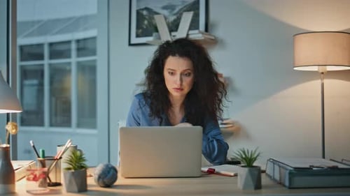 Empresaria revisando la información de la computadora portátil tomando notas de cerca de un gerente fallecido