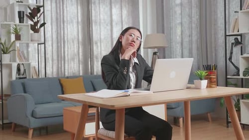 Asiatische Geschäftsfrau tippt auf Laptop und denkt über etwas nach und hebt dann ihren Zeigefinger