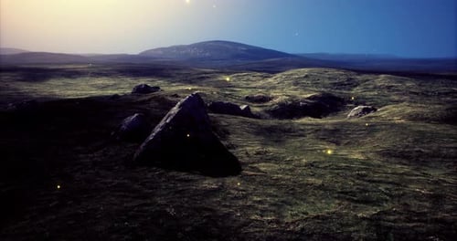 Vaste paysage rural avec de douces lumières rougeoyantes sous le ciel crépusculaire en été