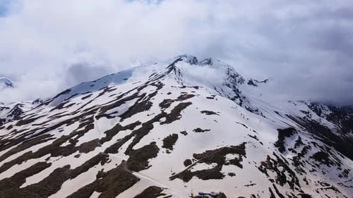 Vista aérea de la ladera de la montaña Cheget en el teleférico de Spring