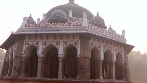 vue extérieure de la tombe de Nila Gumbad de Humayun par un matin brumeux d'un point de vue unique