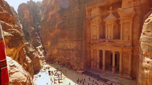 Feststellender Blick auf das Rose City Treasury in Petra von der Klippe