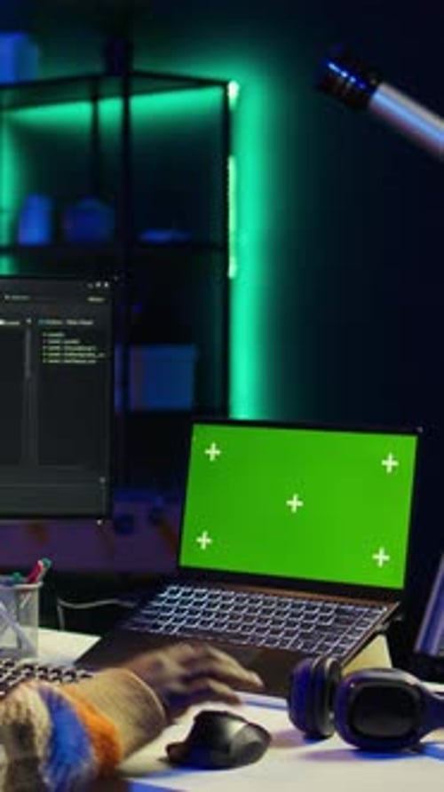 Vertikales Video Schwarzer Webentwickler, der Datenbankserver aus Sicherheitsgründen mit grünem Bildschirm handhabt
