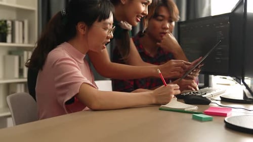 Backend-Softwareentwickler in Zeitlupe, Ingenieur, der Code schreibt. Aufkeimend