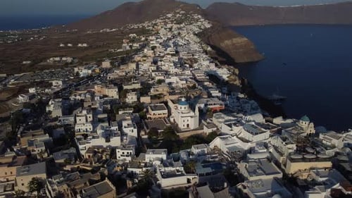 Mirando a Oia durante la puesta de sol. Grabado en DJI.