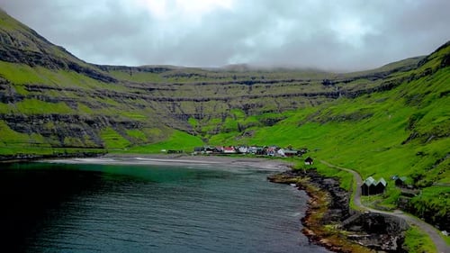 Vue aérienne époustouflante du village de Tjornuvik niché dans les falaises des îles Féroé