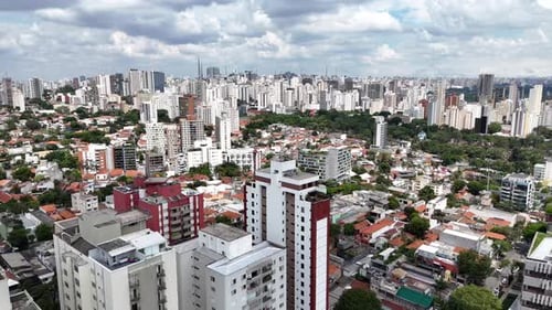 Vídeo aéreo acima do Parque Ibirapuera São Paulo em um dia ensolarado