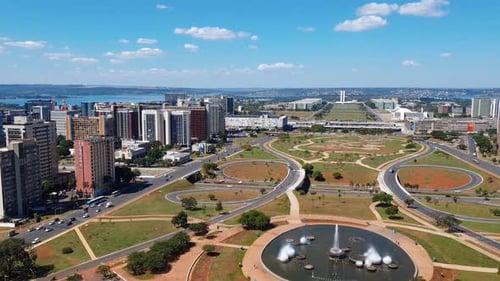 Vista aérea em time-lapse de Brasília, capital do Brasil, mostrando escritórios do governo e Parque Burle Marx