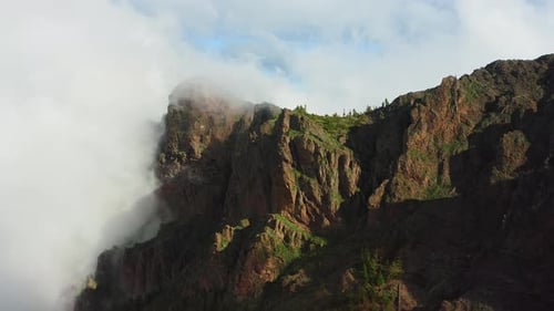 Natürliche Schönheit der Natur Mystischer Berg mit Pinienwald am Felshang Epischer Flug durch Weiß