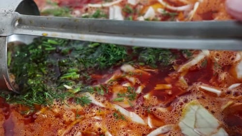 Cuisiner un plat ukrainien : le bortsch, une marmite pleine de délicieuse soupe mijotant doucement avec un mélange de